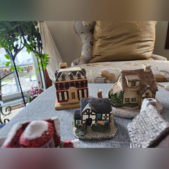 8 miniature houses